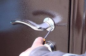 Замена дверной ручки металлической двери в Коврове